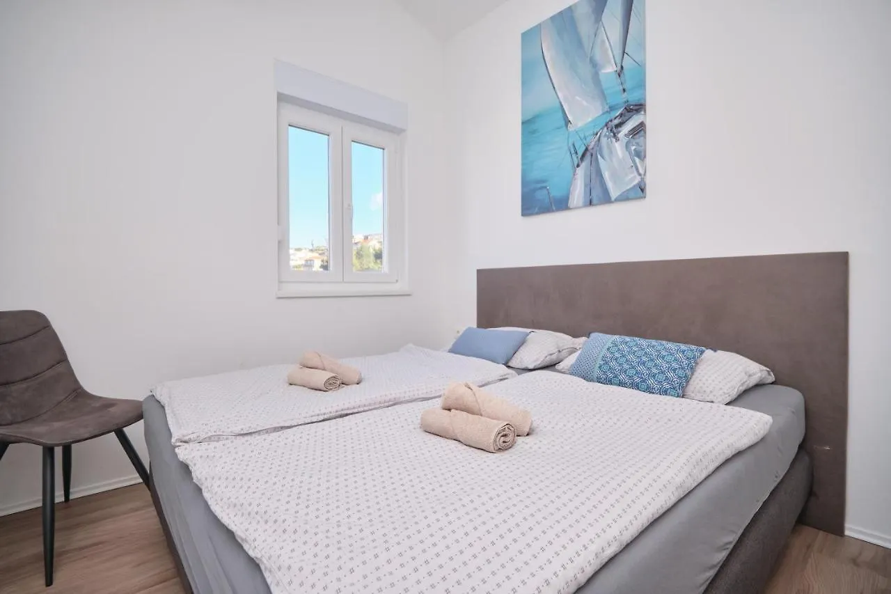 Queen'S Lodge Mastrinka By Litto Trogir Apartment